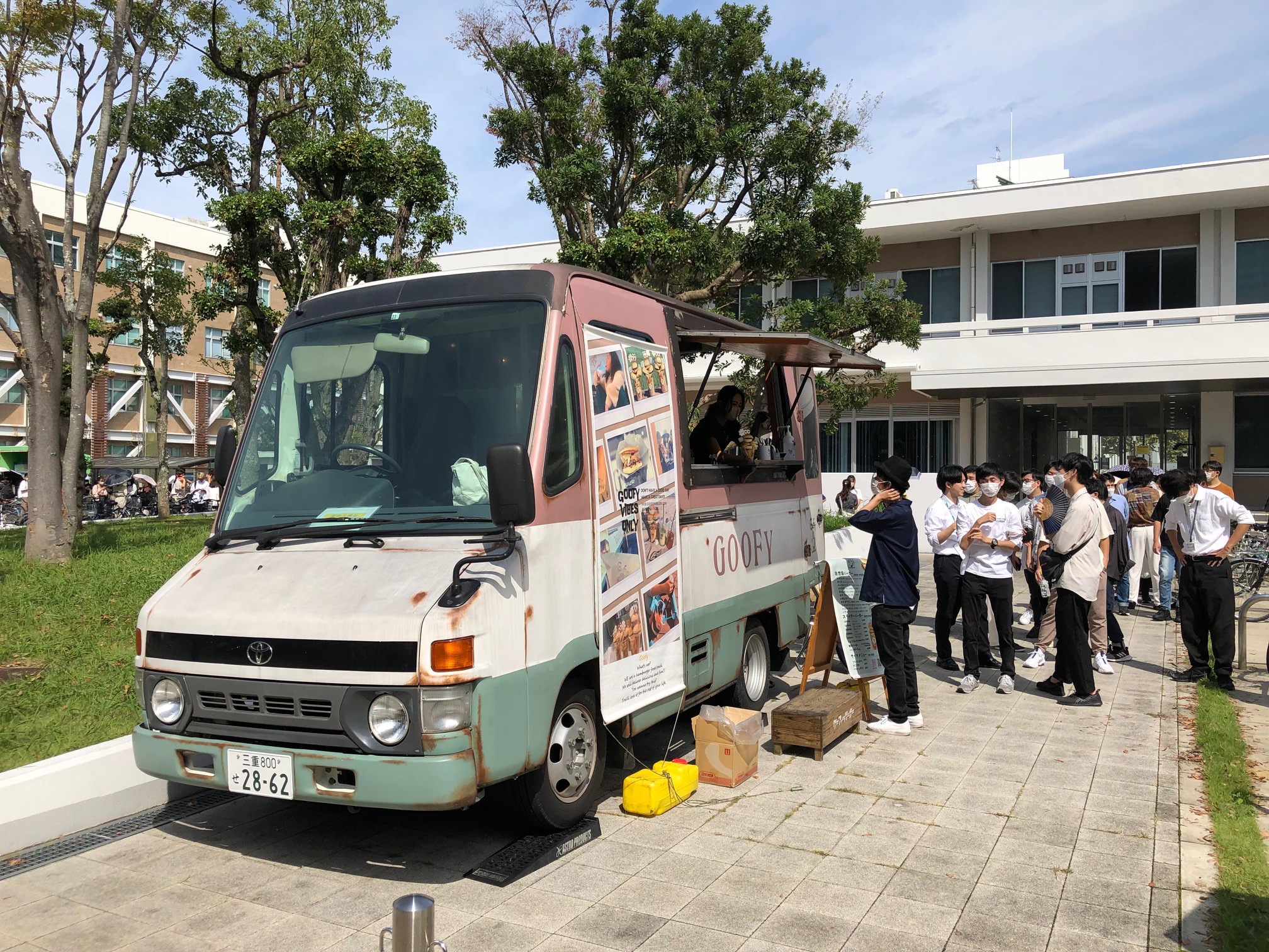 キッチンカーに並ぶ本学学生